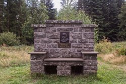Hui Wäller, Adolf Weiß Denkmal, Allemol